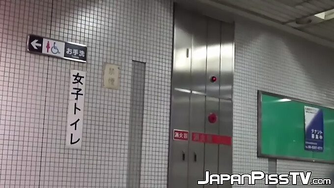 Japonaises Surprises À Faire Pipi En Public