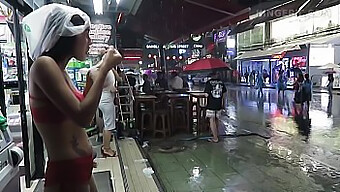 Asiatisk Prostitueret I Pattaya Får Et Offentligt Blowjob