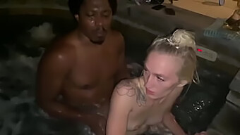 Victoria Gracen Y Daddy Panda Tienen Sexo Interracial Divertido En Una Bañera De Hidromasaje